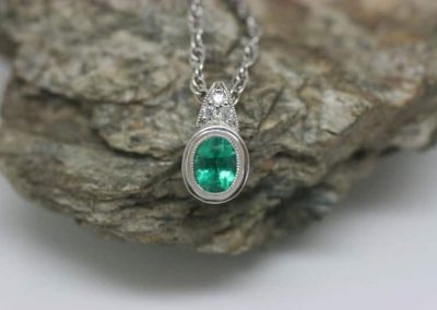 Oval emerald pendant